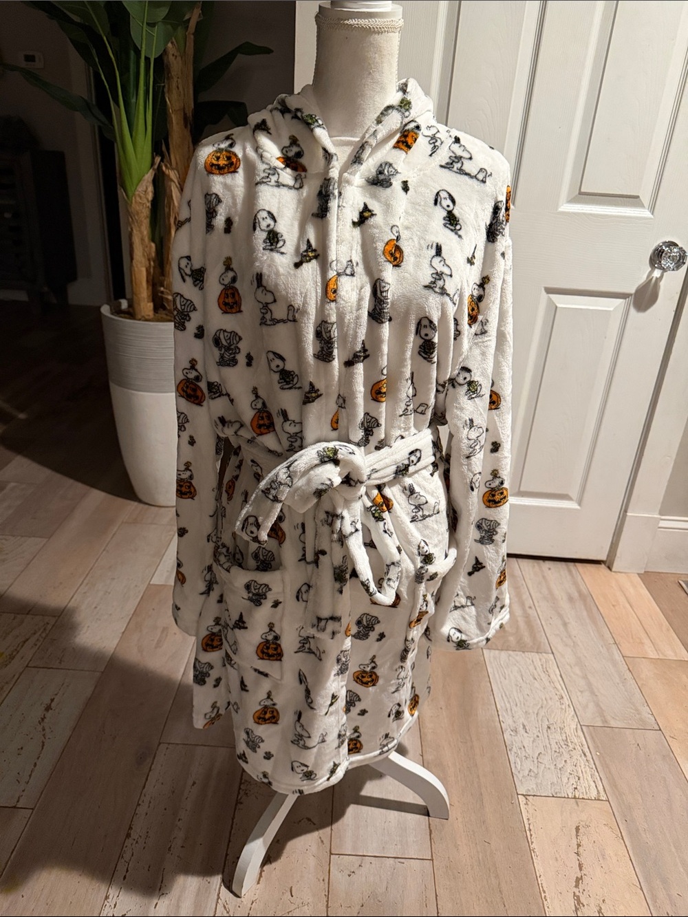 Peanuts White Hooded Robe with Orange Pumpkin & Black Snoopy Prints